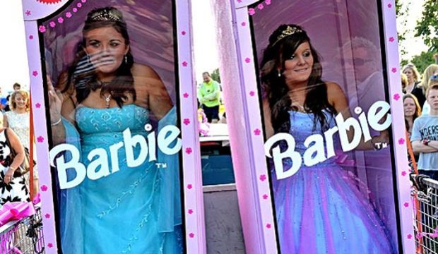 Genç kızlar mezuniyet balolarına Barbie kutularında gitti!