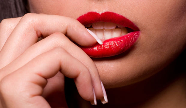 Kadınlar 1.5 kilo ruj yutuyor!