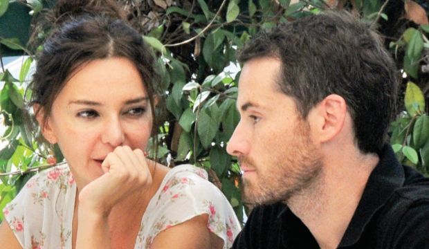 Hande’nin taht merakı!