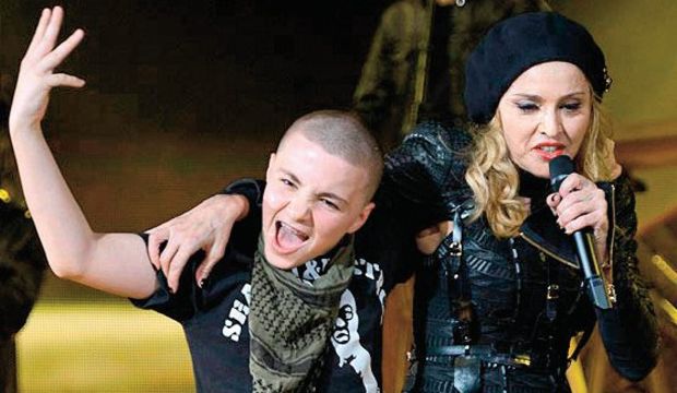 Anne-oğul şov yaptılar!