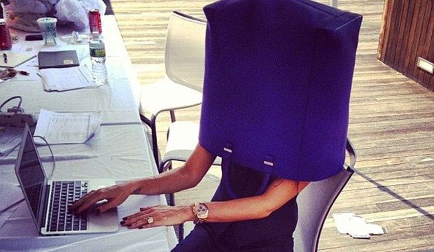 Çantanın altında hangi ünlü var?