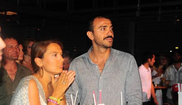 Popstar parasını otomobile yatırdı!