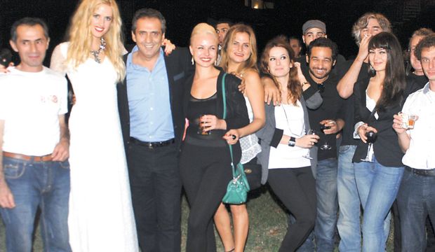 Filmine evinde gala yaptı!