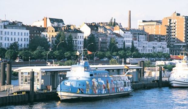 Su üstünde Hamburg...