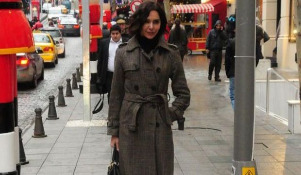 Üşüyünce kazak alıp giydi!