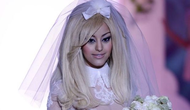 Zahia Dehar moda haftasında