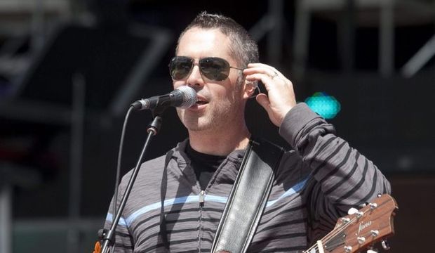 Kanadalı rock’çıyla uzaydan düet yaptı!