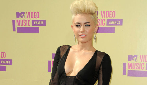 Mıley kadınlığının farkına vardı!