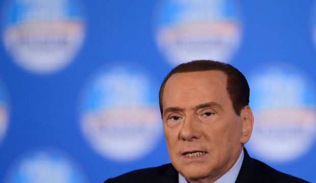 Genç nişanlısını öpmeye doyamadı!