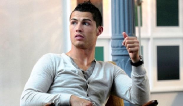 Evinin duvarında kendi posteri asılı!