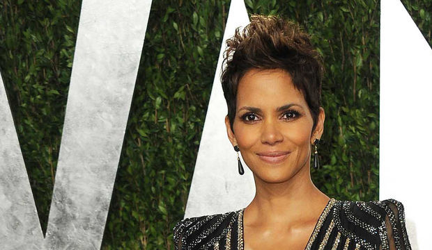 Derin göğüs dekoltesi büyüledi!