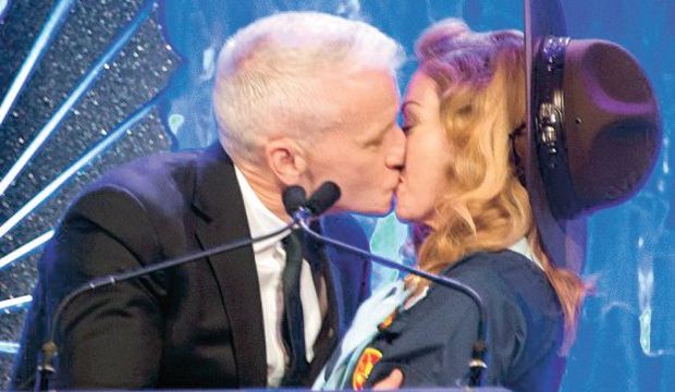 Madonna’dan “gay” öpücük!