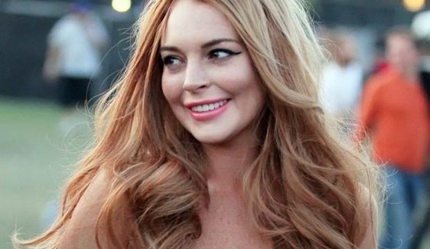 Parasız Lindsay’e milyonluk sevgili!