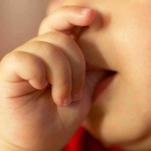 Çocuklarda önemli bir sorun: Parmak emme