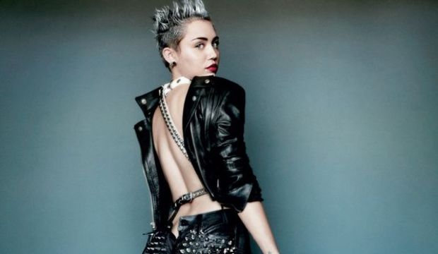Ve Miley soyundu!