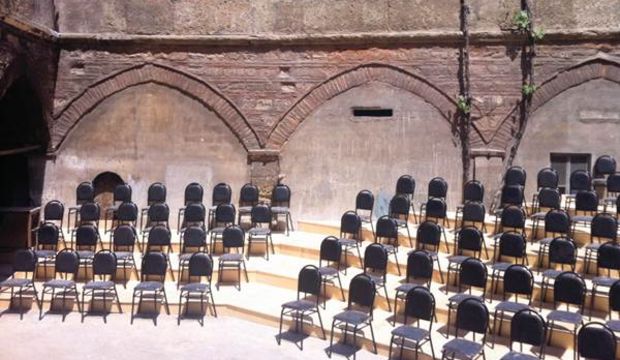 Hanı tiyatroya dönüştürdü!