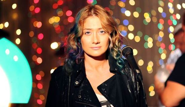 Mavi'nin yepyeni şarkısı: "Aç kapıyı!"