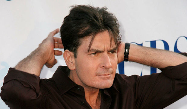 Charlie Sheen sette olay çıkardı