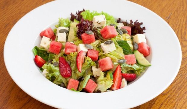 Otlu peynirli karpuz salatası