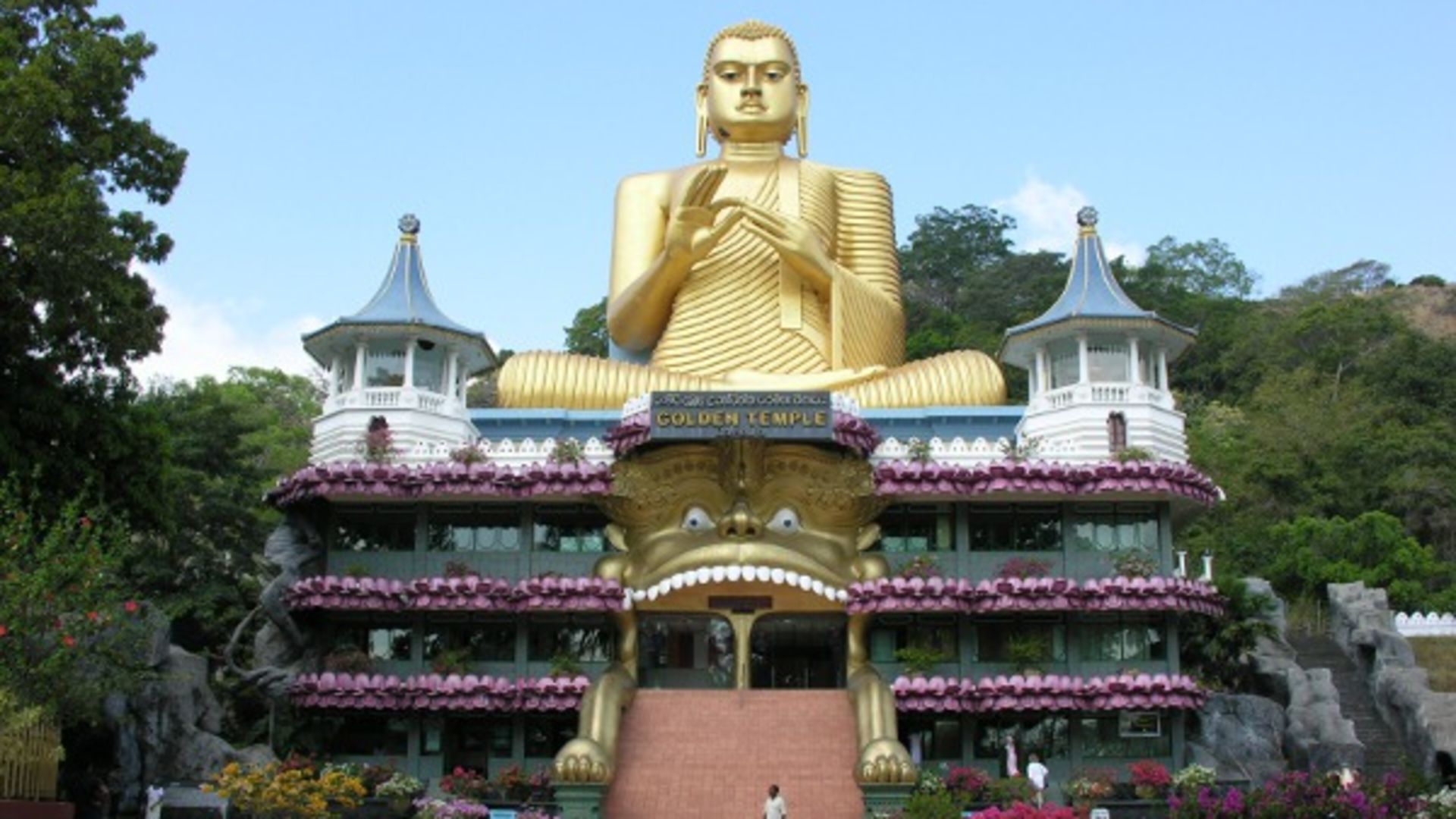 Республика шри. Дамбулла храм золотого Будды. В Шри Ланки храмы Дамбулла. Шри Ланка золотой храм Дамбулла. Шри Ланка буддийский храм.