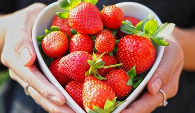 Kuruyan dudaklarınıza çilekle bakım yapın!