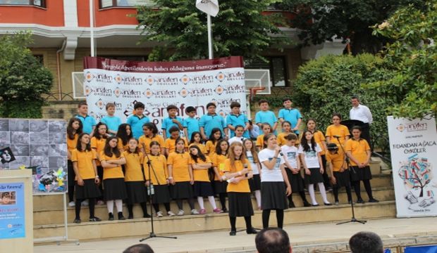 Çocuk yazarların imza günü