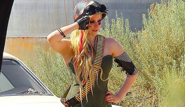 Avril Lavigne asker oldu