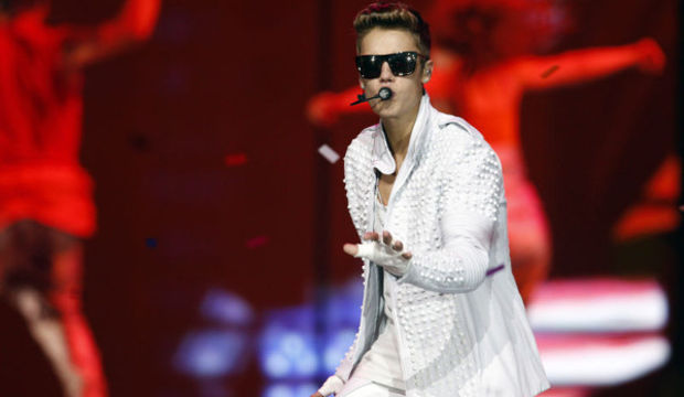 Justin Bieber hayranlarına tükürdü!