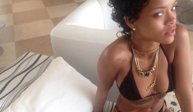 Rihanna'dan seksi tatil fotoğrafları…