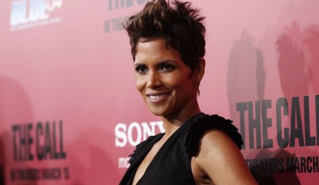 Gençlik için saç kestiriyorlar!