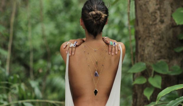 Yeni moda: sırt kolyeleri…