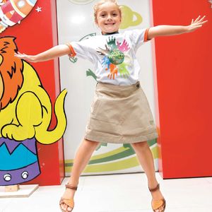 Musluğu ve kapıyı açıp kapatıyor çöp adam da çiziyorsa okula başlıyor…