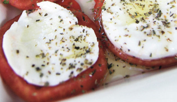 Mozzarellalı domates salatası...