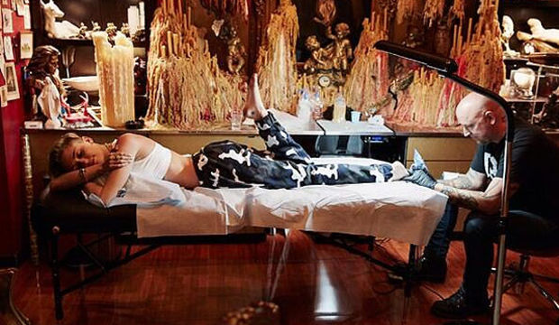 Röportaj sırasında dövme yaptırdı!