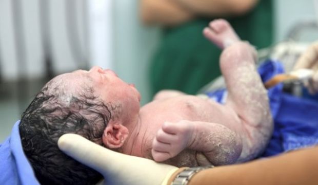 Göbek bağının hemen kesilmesi demir eksikliği sebebi!