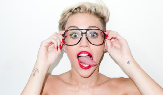 Miley ve dili...