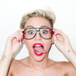 Miley dilini içeri sok!