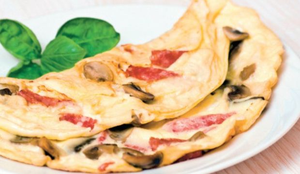 Mantarlı salamlı omlet
