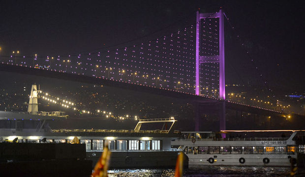 Boğaziçi Köprüsü yine pembeye büründü
