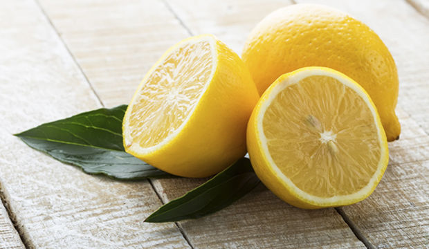 Sararan tırnaklarınızı limon kabuğuna batırın