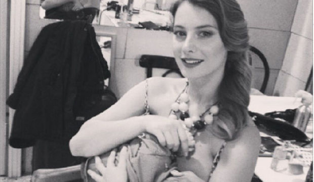 Tuba Ünsal'da Gisele Bündchen'in emzirme pozunu vedi