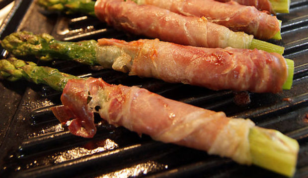 Proşüttoyla sarılmış ızgara kuşkonmaz