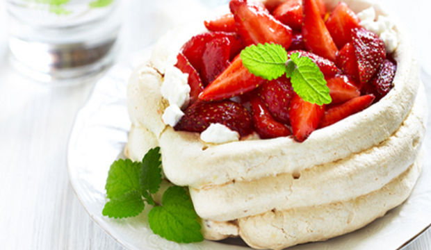 Okurun mutfağından: Çilekli Pavlova