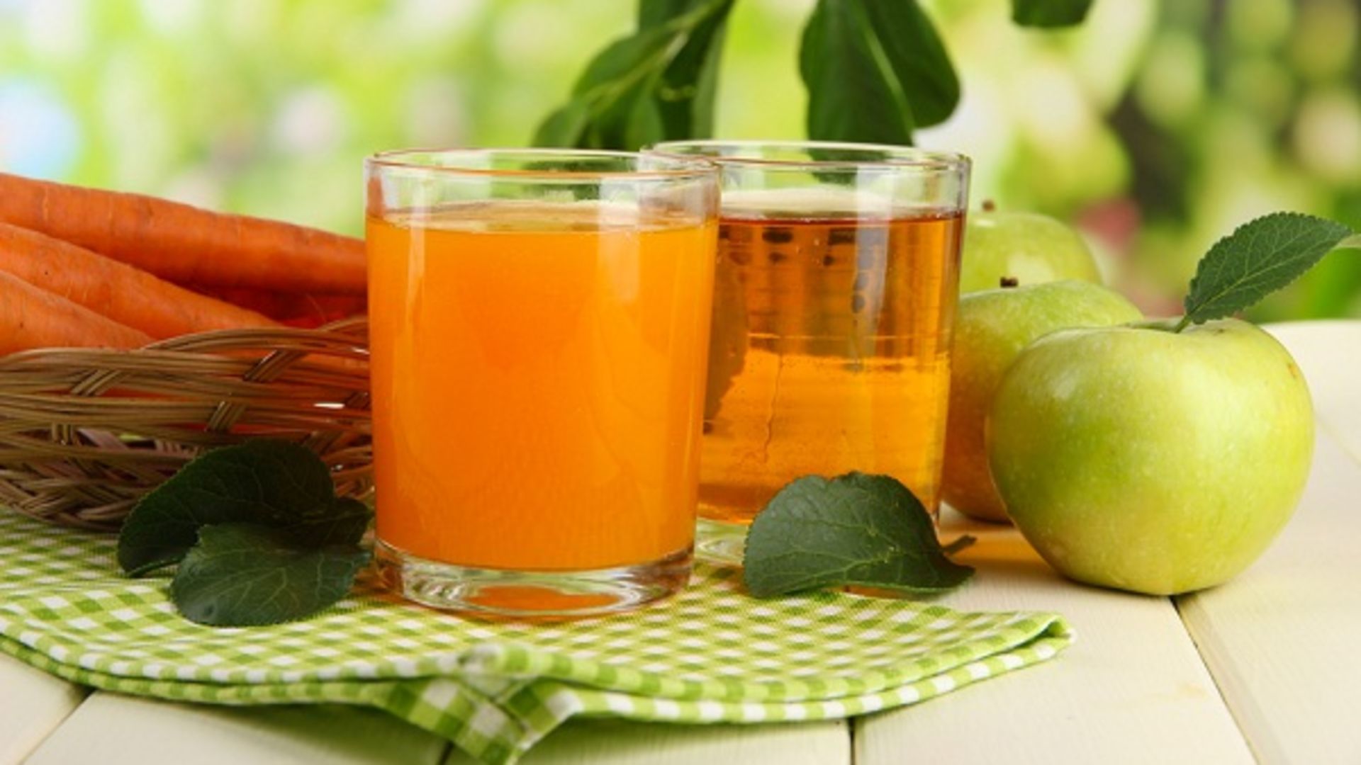 Цвет абрикосового сока. Яблочный сок. На столе был сок. Стакан сока картинка. Стакан томатного сока.