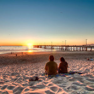 Kapıyı açıp gülümseyerek kenara çekildim