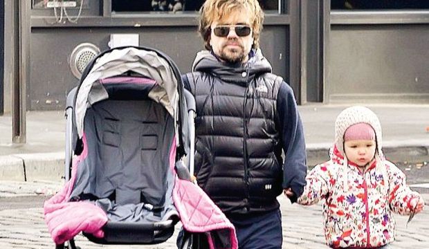 Peter Dinklage kızı ile gezmede!