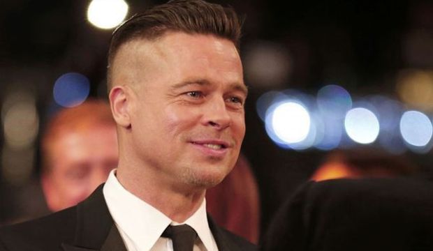 Brad Pitt saçını kazıttı