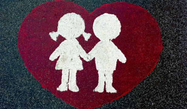 Hayatımın ilk aşkını, dudağının kenarında yara izi olan, soluk yeşil gözleri olanı tek gözümle sevdiğim için kaybediyorum…"