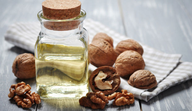 Kirpiklerinizi bu cevizli karışımla besleyin