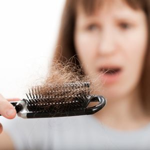 Doğum sonrası saç dökülmesi normal mi?